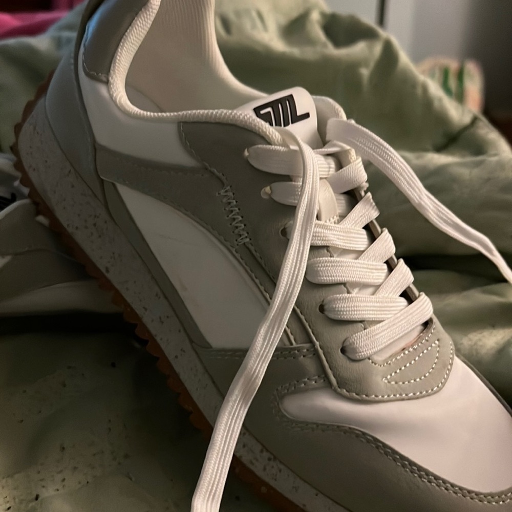 Steve Madden signature Athleisure Sneaker. EUC